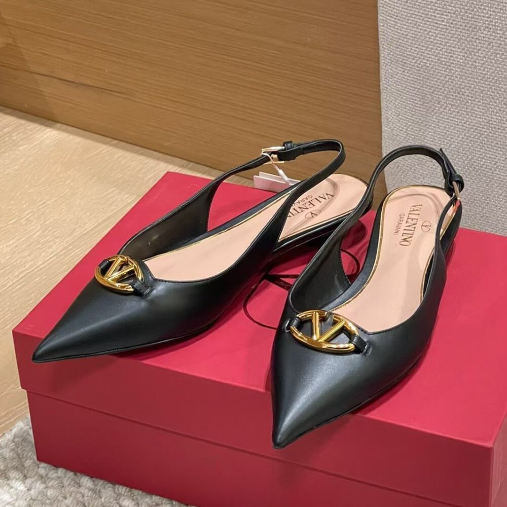 ⛳⛳New valentino v buckle round heel sandals